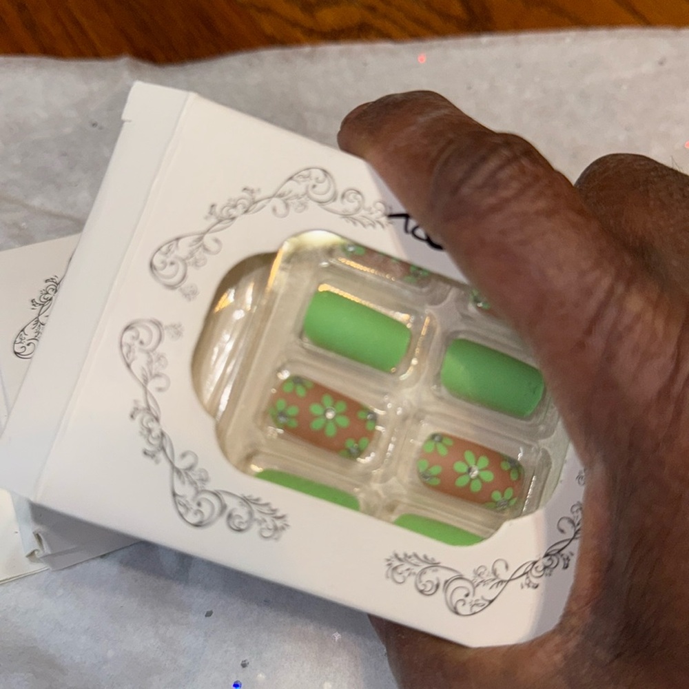 PRESS-ON NAILS Green/Tan White 24 Pieces
